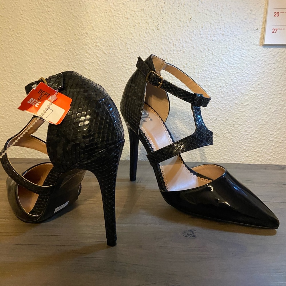 Journee Collection black leather t-strap shoes 7 - Picture 4 of 6